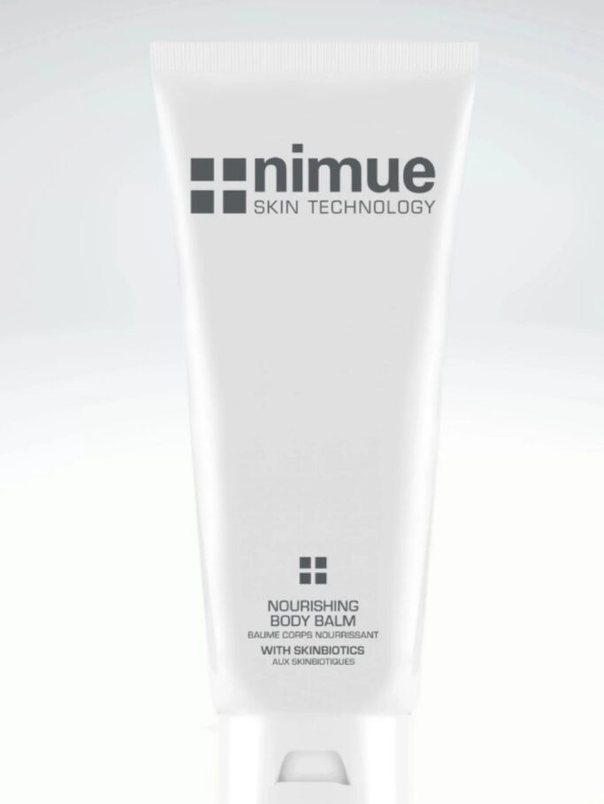 Rikkalik kehakreem kuivale ja niiskusvaesele nahale Uus Nimue Nourishing Body Balm pakub intensiivset niisutust ja sügavat toitmist, aidates taastada naha loomulikku kaitsebarjääri ja toetades tervislikku mikrobioomi. Sobib ideaalselt kuivale, karedale ja dehüdreerunud nahale. pH 5.5. Toime ja eelised: Kiirendab naha mikrobioomi taastumist Suurendab naha elastsust ja pehmust Pakub sügavat ja pikaajalist niisutust Parandab kuiva, kareda ja ketendava naha välimust Peamised toimeained: LMW hüaluroonhape – intensiivne niisutus, aitab ennetada naha niiskuskadu (TEWL) Prebiootikum Inuliin – toetab naha mikrobioomi, üliniisutav ja toidab häid baktereid Skvalaan – tugev niisutaja, aitab tugevdada ja kaitsta naha kaitsebarjääri Lipiidide segu: – Jojobaõli – Magusa mandli õli – Kakaoseemnevõi – Sheavõi → Sügavniisutav ja toitainerikas kompleks, mis taastab naha pehmuse ja sileduse