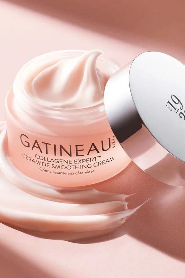 Gatineau Collagène Expert Ceramide Smoothing Cream on luksuslik ja toitev kreem, mis taandab vananemismärke ning tugevdab naha kaitsebarjääri. Selle koostisesse kuuluvad keramiidid, hüaluroonhape ja kolm kollageeni tüüpi, mis koos moodustavad sügava ja pikaajalise niisutuse, siluvad naha ja annavad elastsust. Kreem sobib ideaalselt kuivale või küpsele nahale ning aitab säilitada naha särava ja siledana.sügisene nahahooldus