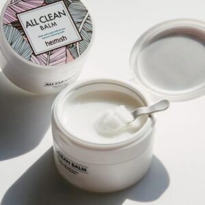 Heimish All Clean Balm on luksuslik, sorbetilaadne õlipuhastaja, mis on loodud looduslike taimsete koostisosadega naha sügavpuhastuseks ning meigi ja päikesekaitsekreemi eemaldamiseks. Balsam on algselt tahke, sulab nahal siidiselt õliks ja muutub loputamisel pehmeks piimjaks emulsiooniks. Koostises sisalduv shea-või niisutab ja parandab naha elastsust, tsitruse ja ürdiõlid rahustavad ning värskendavad, kookoseekstrakt pehmendab ja toidab, samas kui valgete lillede kompleks aitab tasakaalustada nahka ja ühtlustada jumet. Kerge ja õrn tekstuur eemaldab tõhusalt kõik meigi-, rasu- ja mustusejäägid, säilitades naha loomuliku niiskustasakaalu ning jättes selle puhta, värske ja särava.