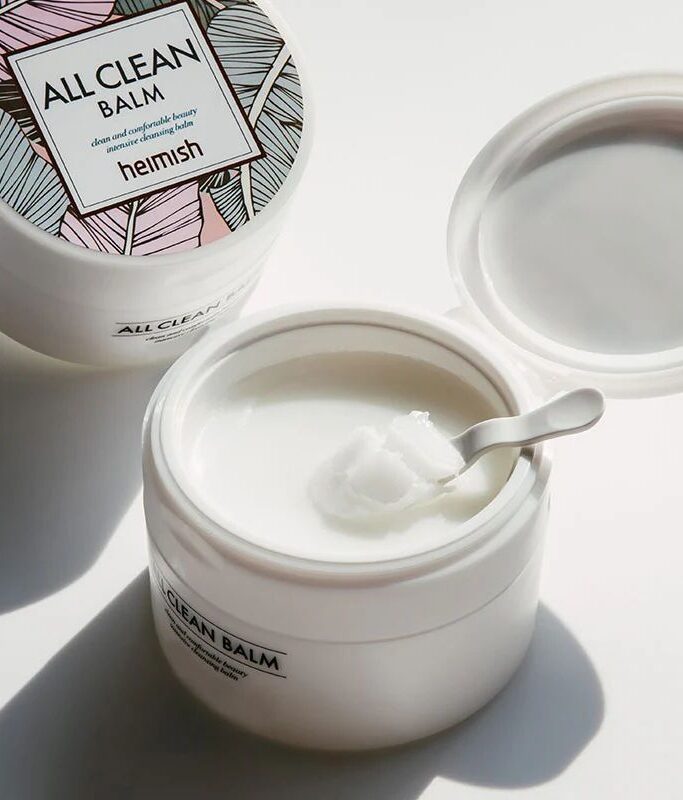Heimish All Clean Balm on luksuslik, sorbetilaadne õlipuhastaja, mis on loodud looduslike taimsete koostisosadega naha sügavpuhastuseks ning meigi ja päikesekaitsekreemi eemaldamiseks. Balsam on algselt tahke, sulab nahal siidiselt õliks ja muutub loputamisel pehmeks piimjaks emulsiooniks. Koostises sisalduv shea-või niisutab ja parandab naha elastsust, tsitruse ja ürdiõlid rahustavad ning värskendavad, kookoseekstrakt pehmendab ja toidab, samas kui valgete lillede kompleks aitab tasakaalustada nahka ja ühtlustada jumet. Kerge ja õrn tekstuur eemaldab tõhusalt kõik meigi-, rasu- ja mustusejäägid, säilitades naha loomuliku niiskustasakaalu ning jättes selle puhta, värske ja särava.