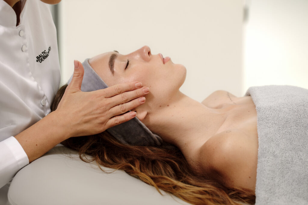 👉 “Kevadine nahahooldus aitab taastada naha tasakaalu, sära ja niisutuse pärast talve.”