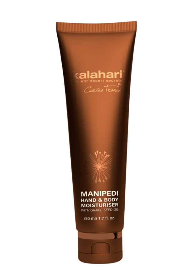 Kalahari ManiPedi Hand & Body Moisturiser on luksuslik käte- ja kehakreem, mis niisutab, pehmendab ja toidab nahka ning jätab sellele kauni, loomuliku pronksja sära. Viinamarjaseemneõli ja riitsinusõli aitavad taastada naha niiskustasakaalu, samal ajal kui mineraalne mica lisab nahale elegantse kuldse kuma. Kreem sobib ideaalselt nii igapäevaseks kasutamiseks kui ka maniküüri ja pediküüri lõpetuseks.